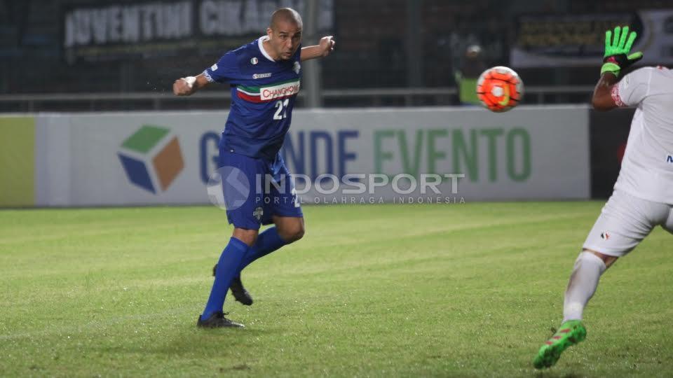 Pemain Calcio Legend, David Trezeguet (kiri) saat mencetak gol lewat sundulan ke gawang Primavera Baretti.